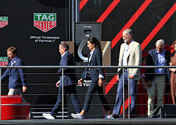 Linda Boudabous (M.) vor König Felipe von Spanien auf dem Madrid-Podium
