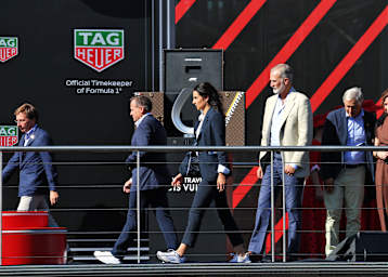 Linda Boudabous (M.) vor König Felipe von Spanien auf dem Madrid-Podium