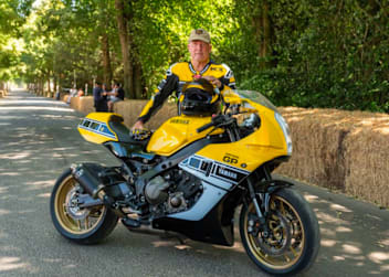 Kenny Roberts mit der Yamaha XSR900 GP