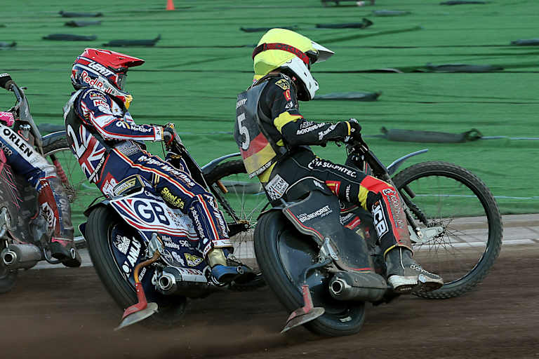 Kai Huckenbeck (gelb) gegen Robert Lambert (rot) und Adam Bednar