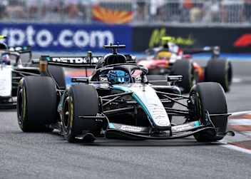 George Russell vor Kimi Antonelli und Lewis Hamilton