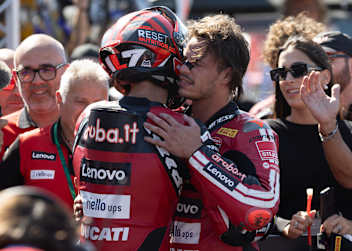 Nicolo Bulega (re.) umarmt Sieger Iker Lecuona