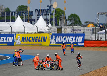 Jose Antonio Rueda verlässt nach dem Crash frustriert die Strecke