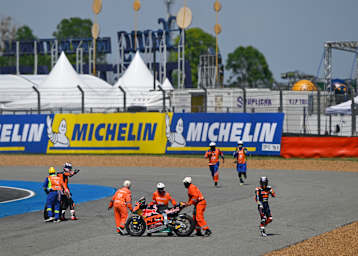 Jose Antonio Rueda verlässt nach dem Crash frustriert die Strecke