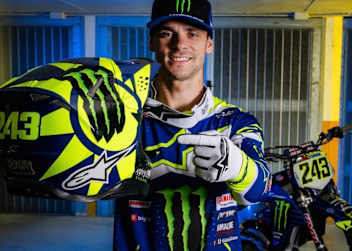 Sonnig: Auch Gaisers Kopfschutz strahlt im Rossi-Design