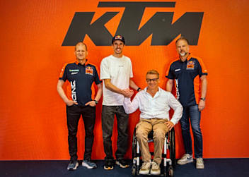 Deal: Alex Marquez mit Aki Ajo (li.), Pit Beirer und Jens Hainbach