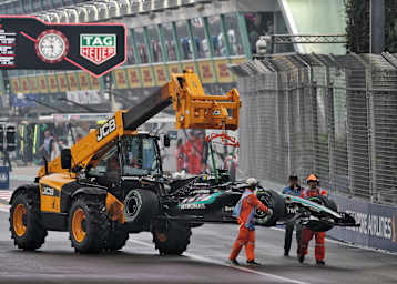 Russells F1-Auto musste nach dem Sprint-Crash von der Bahn geschafft werden