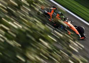 Formel-1-Champion Lando Norris darf den ganzen Tag im MCL40 Gas geben