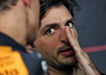 Carlos Sainz mit Lando Norris in der Pressekonferenz