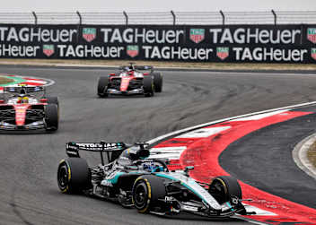 George Russell vor den beiden Ferrari