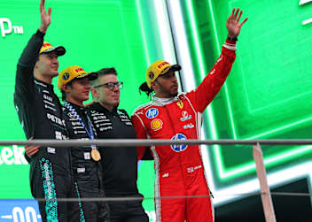 Lewis Hamilton (r.) auf dem Shanghai-Podium mit Russell, Antonelli & Bono 