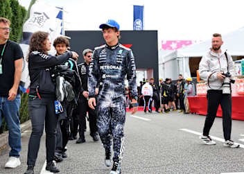 Kimi Antonelli mit Manschette an der Hand