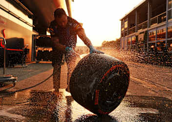 Schwarz, rund und hochkomplex: Jedes GP-Team arbeitet mit Pirelli zusammen