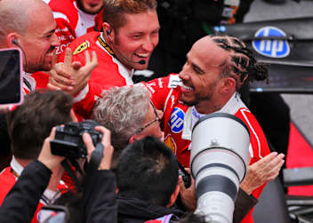 Lewis Hamilton feierte Platz zwei mit seiner Mama Carmen