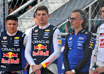 Teamchef Laurent Mekies mit Isack Hadjar (l.) und Max Verstappen