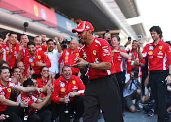 Lewis Hamilton feierte seinen Sieg ausgelassen mit der Ferrari-Mannschaft