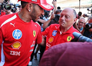 Lewis Hamilton und Fred Vasseur nach dem Sieg in Barcelona