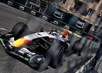 Arvid Lindblad im Rennwagen der Racing Bulls