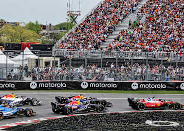 Max Verstappen (Mitte oben) im Getümmel der ersten Kurve