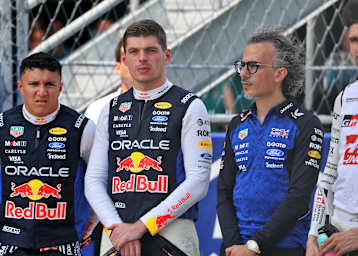 Teamchef Laurent Mekies mit Isack Hadjar (l.) und Max Verstappen