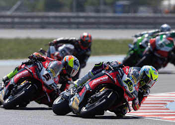 Alvaro Bautista vor seinem Barni-Teamkollegen Yari Montella