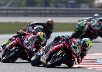Alvaro Bautista vor seinem Barni-Teamkollegen Yari Montella