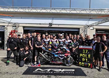 Jubel bei BMW: Das Werksteam holte beim Bol d'Or die Pole-Position