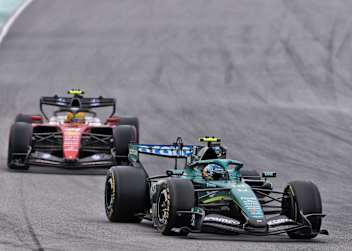 Fernando Alonso vor Lewis Hamilton