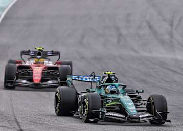 Fernando Alonso vor Lewis Hamilton
