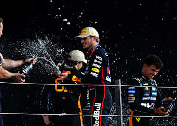 Verstappen auf dem Podium mit Richard Wolverson, Head of Racing Operations