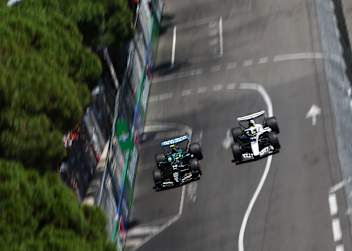 Fernando Alonso (l.) und Sergio Perez in Monaco