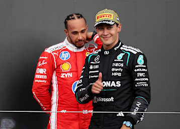 Podium in Silverstone: George Russell (Mercedes), im Hintergrund Hamilton