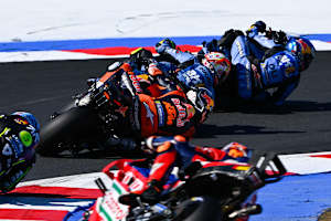 Pedro Acosta auf der KTM hinter Fermin Aldeguer