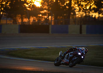 BMW lag nach der Zwischenmarke von 16 Stunden knapp vor YART