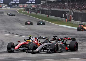 Nico Hülkenberg im Kampf mit Lewis Hamilton