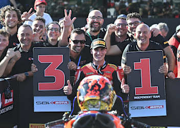 Alberto Surra feiert Platz 3 mit seinem Motocorsa-Team