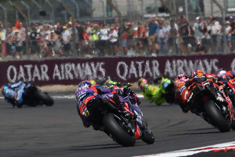 Ein Sinnbild: Toprak Razgatlioglu fährt mit der Yamaha hinterher