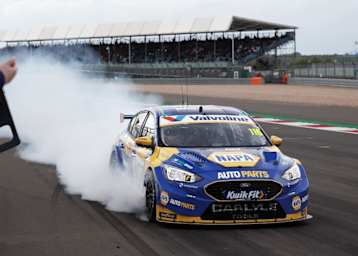 Ash Sutton schreibt BTCC-Geschichte mit seinem fünften Titel