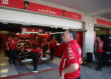 Fred Vasseur vor der Ferrari-Garage