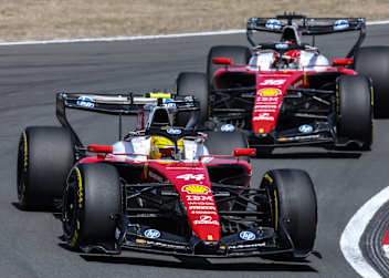 Lewis Hamilton vor Charles Leclerc