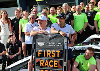 Kein Punkt, aber trotzdem ein Teamfoto: Cadillac feiert das erste F1-Rennen