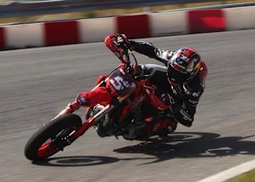 Johann Zarco beim Training mit dem Supermoto-Bike