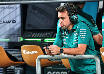 Fernando Alonso niedergeschlagen am Aston-Martin-Kommandostand