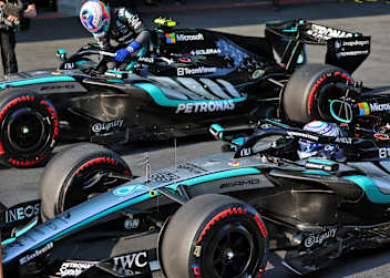 Die Mercedes von Kimi Antonelli (oben) und George Russell