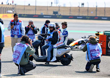 F1-Rookie Arvid Lindblad war nach seinem Ausfall auf zwei Rädern unterwegs