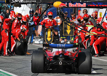 Lewis Hamilton auf dem Weg zum Boxenstopp