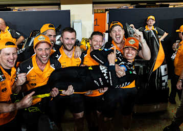 Weltmeister Lando Norris, gehalten von seinem Team in «Lachs»-Position