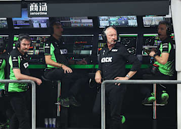 Jonathan Wheatley (2. von rechts) am Sauber-Kommandostand 