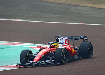 Lewis Hamilton mit seinem Ferrari, hier beim Roll-out in Fiorano
