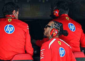 Lewis Hamilton am Ferrari-Kommandostand